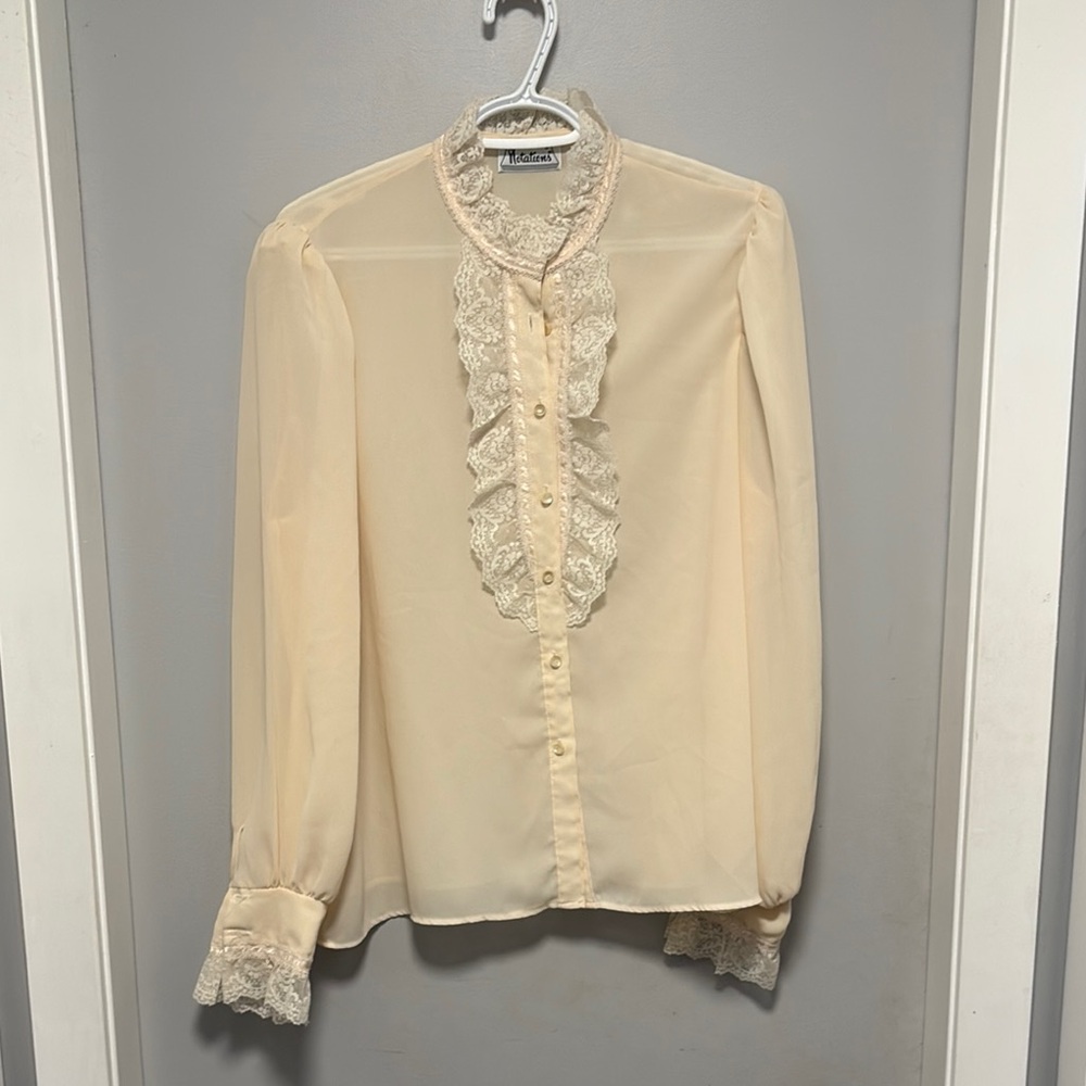 Notations vintage cream lace blouse in like new condition it’s quite romantic